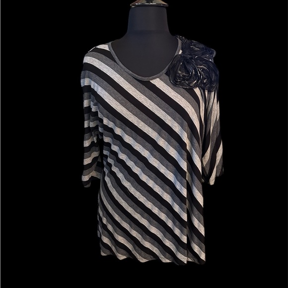 Dress Barn Tops - Plus Size 3X gray & black top